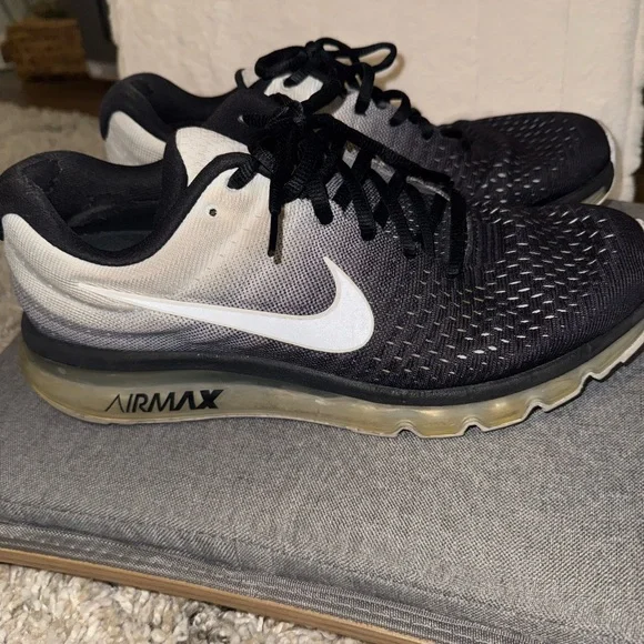 Nike Air Max 2017 Men’s Black and White Gradient Sneakers - Picture 4 of 5